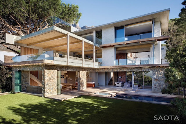 Photo of modern Glen House as seen during the day from the backyard