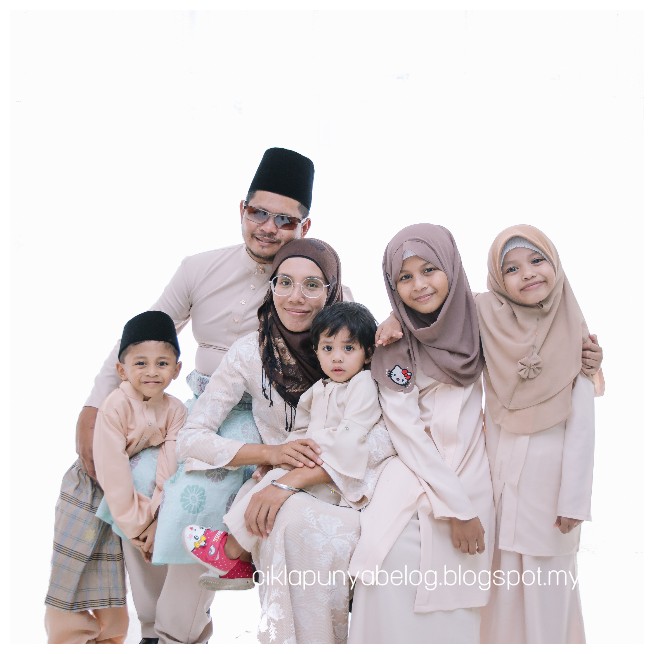 First time photoshot raya, satu family excited bagai nak rak!