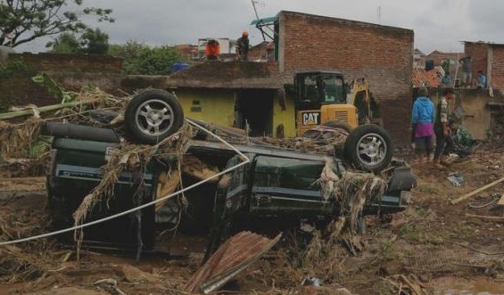 Banjir Bandang yang terjadi di Garut akibat melupanya sungai Cimanuk menjadi topik hangat di media sosial belakangan ini, bukan tanpa sebab hal ini lantaran banjir yang terjadi di Garut merupakan yang terparah sepanjang sejarah. Karena sebelumnya belum pernah ada kejadian banjir bandang seperti ini akbat meluapnya sungai Cimanuk sehingga menghancurkan beberapa rumah, sekolah, rumah sakit dan menyebabkan puluhan korban meninggal maupun luka-luka.