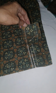 Teknik menyamakan motif batik pada belahan manset