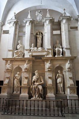 foto vertical do mausoléu pegando todas as esculturas