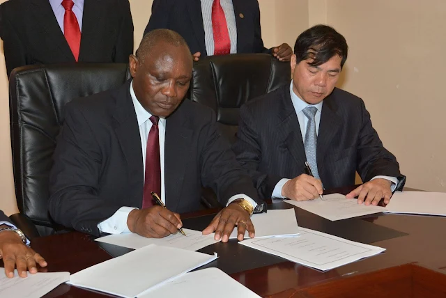 Kisii Governor James Ongwae with Chinese firms