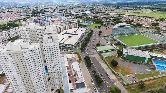 640px-Setor_Central. Campo sintético no Gama ganha muro contra alagamento no período de chuvas