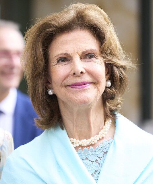 Queen Sofia and Queen Silvia attended a concert in Salamanca. Silvia wore a lace dress, Sofia wore a floral print silk jumpsuit