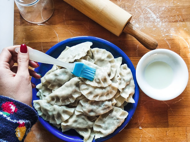 Wegańskie wigilijne pierogi z kapustą i grzybami