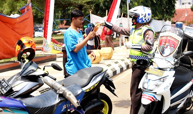   Polisi Lalu Lintas di Purbalingga Lakukan Penling Ajak Masyarakat Patuhi Prokes