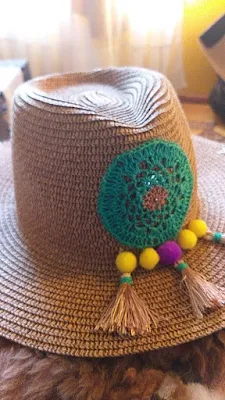 Se você gosta de peças exclusivas e acessórios com uma pegada artesanal, irá curtir essas ideias de chapéis personalizados. Você pode adicionar alguns elementos que remetam ao seu estilo ou ao estilo praiano. Sempre deixando ele bem feminino.