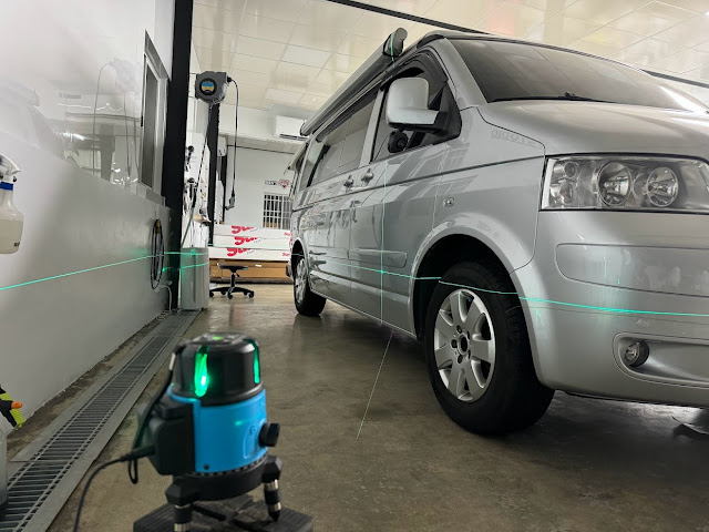 汽車包膜推薦,曼司車體包膜,新竹汽車包膜推薦,3M2080,SunTek,總代理,曼司車體包膜,新竹汽車貼膜,重機包膜,遊艇包膜,客製化,ExoShield,前擋風玻璃保護膜 在汽車美容產業中,隨著科技的不斷進步,雷色定位儀器成為一項重要的工具,尤其在新竹地區的汽車包膜服務中,這項技術的應用更是顯著。MENS WRAP STUDIO作為新竹汽車包膜的專業團隊,成功導入雷色定位儀器,這使得他們的汽車包膜服務更加精準且高效。