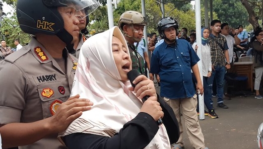 Sambil Nangis, PNS DPR: Tolong Hentikan Nak, Ayo Pulang Faiz Sayang