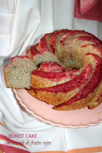 bundt cake de frutos rojos, bizcocho de frutos rojos, licuado de frutos rojos