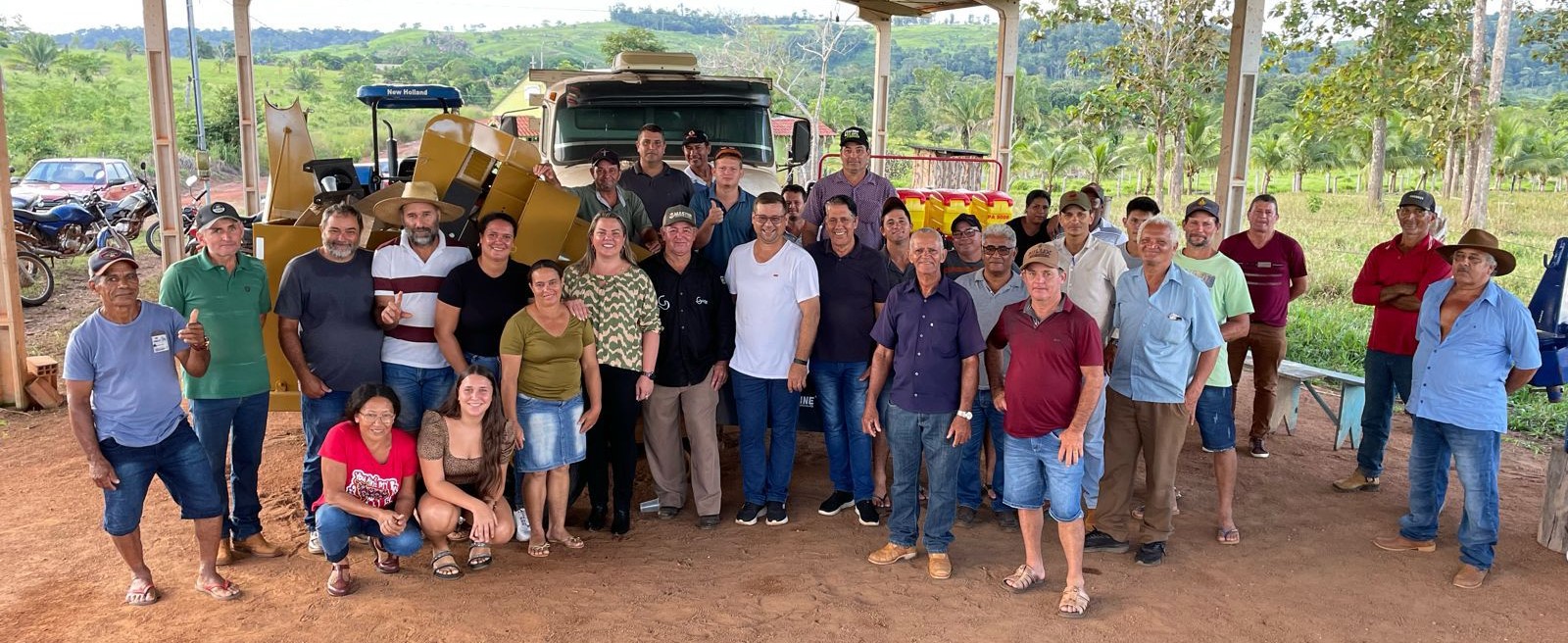 Cláudia de Jesus entrega implementos agrícolas em Espigão do Oeste