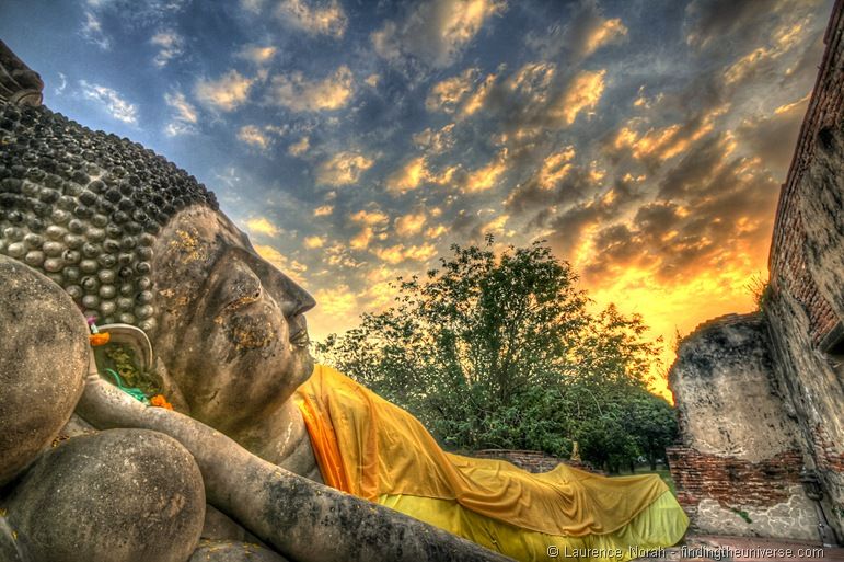 Liegender Buddha bei Sonnenuntergang