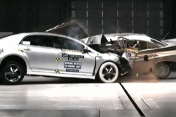  Crash test μεταξύ δύο αυτοκινήτων, με 50 χρόνια διαφορά ηλικίας.