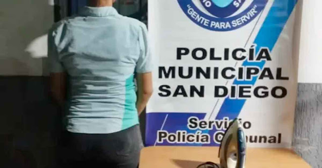 Mujer detenida en San Diego por pegarle con el cable de una plancha a su propia hija