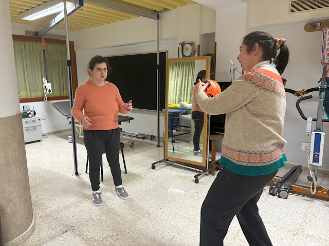 dos mujeres en el  gimnasio, haciendo ejercicios con un balón