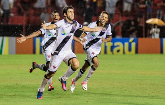 Juninho e Tenório comandam a vitória do Vasco sobre o Sport