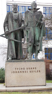 Monument représentant Brahé & Kepler, Prague – domaine public. Pixabay.