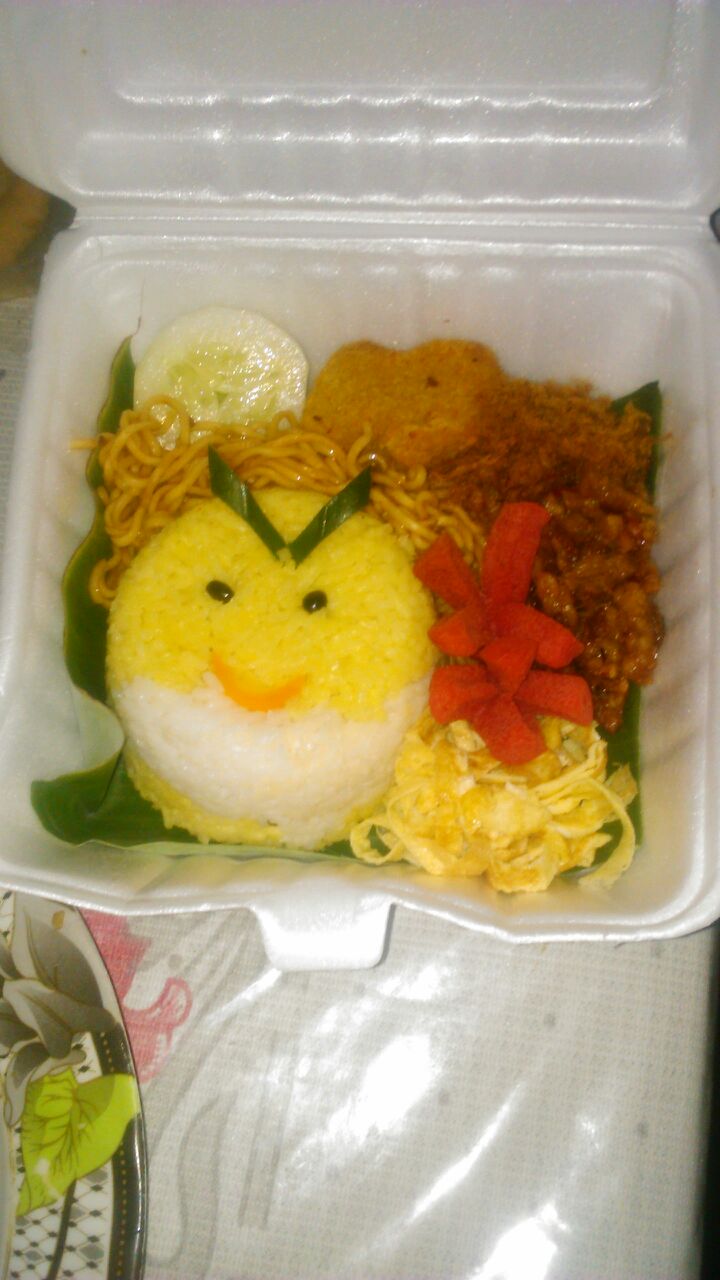 kreasi makanan ultah anak  Bento nasi kuning vs nasi putih