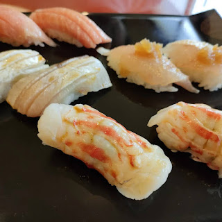 紅白色鮮やかな車海老のお寿司