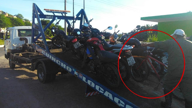 Agente do SMTT recolhe bicicleta e imagem viraliza. Entenda o caso