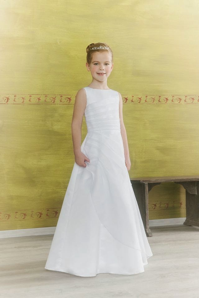 http://www.firstholycommunionday.co.uk/modern--communion-dresses-41-c.asp