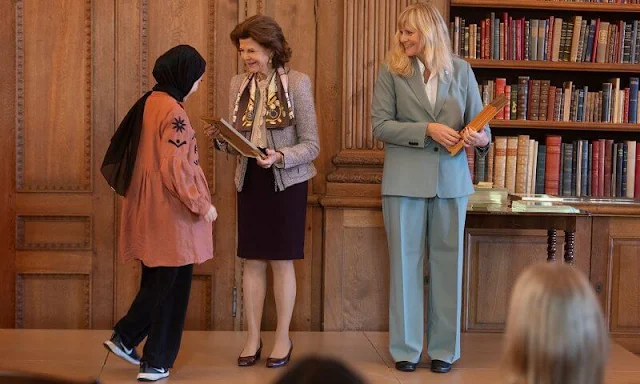 Queen Silvia wore a grey tweed jacket by Chanel. Beige ruffled silk blouse. Versace atelier silk scarf. Vincent Wang and Iris Forssberg