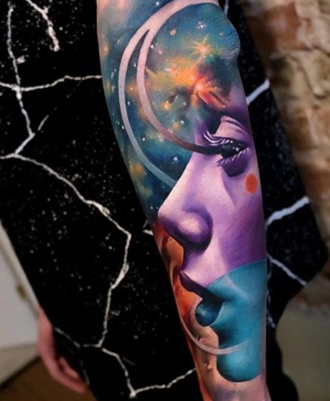 tatuaje de rostro espacial