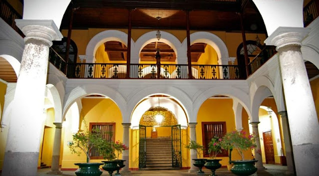 Casa de Pilatos detalle nocturno patio interno