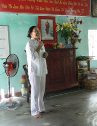 Cô Thu nói lời chia tay với 140 người đã bớt bệnh lớp Nâng cao Bậc III, 18-4-2012 - Ảnh: Nhật Minh.