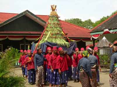  Jawa yang telah dipadukan dengan nuansa kebudayaan Islam. (Yuwono Sri