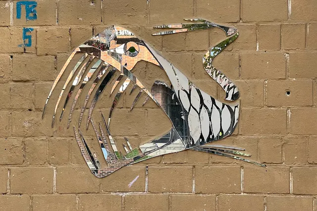 улица Усиевича, зеркальное граффити Небесные рыбы – Skyfish «Рыба-пасть»
