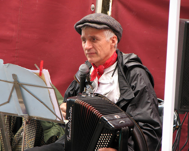 Accordion player, rue Mouffetard, Paris