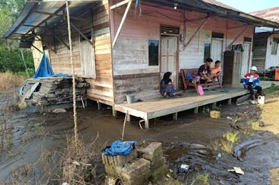 Lahan warga di Desa Namun Kecamatan Jaro, Kabupaten Tabalong yang terendam tumpahan minyak dari pipa Pertamina.