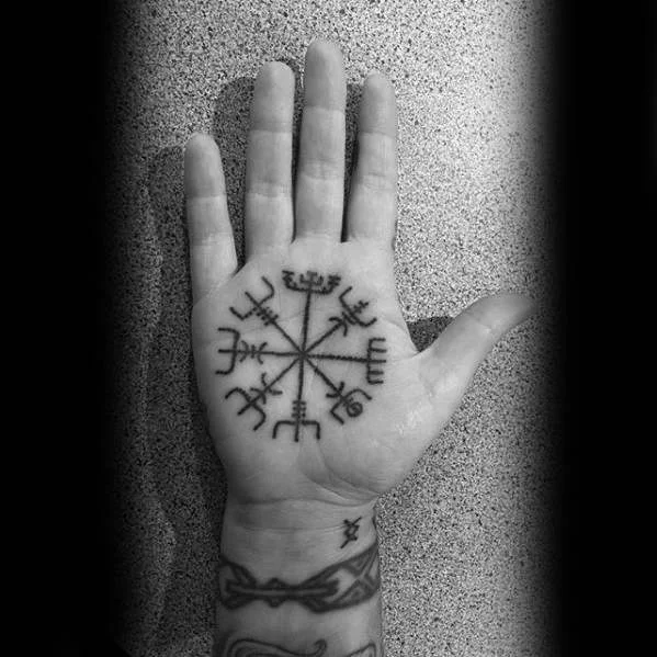 tatuaje de vegvisir vikingo