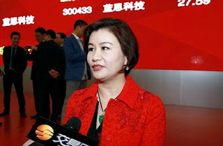 Kisah Sukses Zhou Qunfei Wanita Terkaya di Dunia