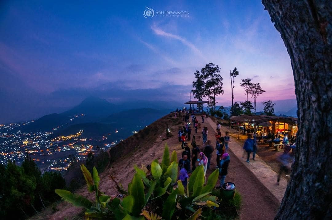 Menikmati Keindahan Malam Kota Malang Di Bukit Paralayang