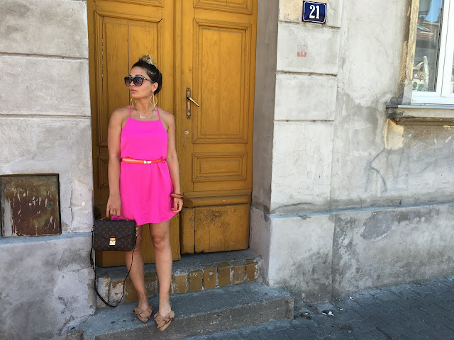 hot pink dress, louis vuitton pochette, novi sad, how to wear hot pink, H&M ruffle slides, how to wear pink in your 30s, best fashion blogger, najbolje srpske blogerke, what to wear in hot weather, hot to stay stylish in hot weather, how to wear slides, best canadian fashion blogger, best canadian street style, novi sad streetstyle