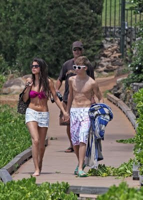 Selena Gomez and Justin Bieber kissing in Hawaii