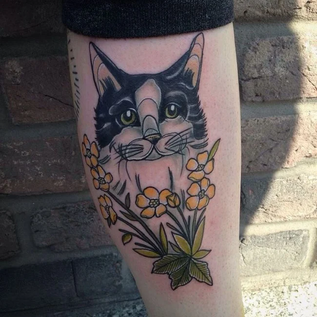 chica con tatuaje de gato