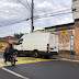 Cabo de aço solto no meio de avenida causa acidente