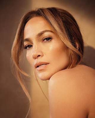 Jennifer Lopez's makeup trends for a youthful look at 52