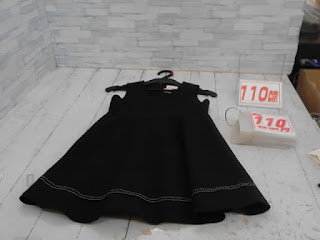 中古品　子供服　１１０ｃｍ　ブラック　スリーブレスワンピース　１１０円