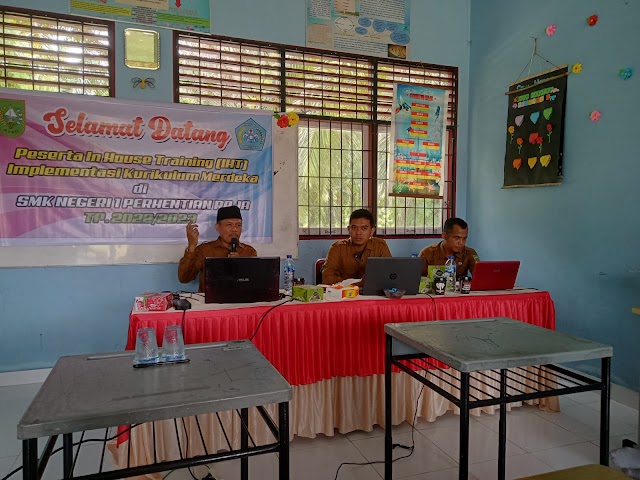 In House Training (IHT) Implementasi Kurikulum Merdeka di SMKN 1 Perhentian Raja. SRB Riau 2022 Sosialisasikan Praktik Baik Memanfaatkan Rumah Belajar dan PMM. 