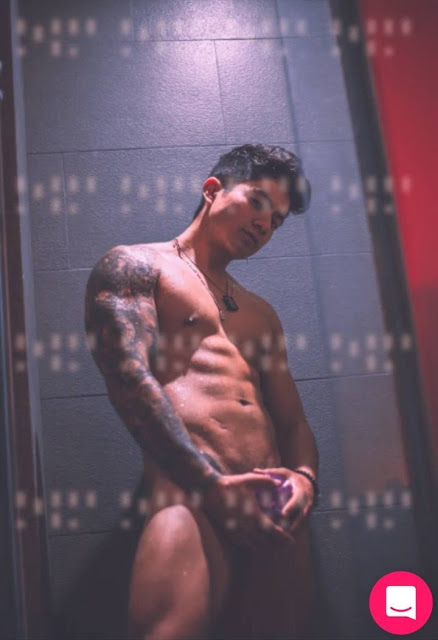 Juan Bernardo Flores desnudo