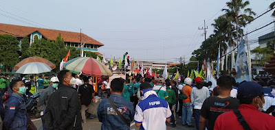 Konfederasi Serikat Pekerja Indonesia Gelar Demonstrasi di Depan Gedung DPRD Jatim