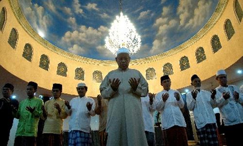 Bacaan Doa Qunut Subuh Nazilah Pendek Latin Dan Artinya Untuk Imam  Bacaan Doa Qunut Subuh Nazilah Pendek Latin Artinya Untuk Imam