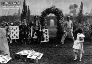 As Aventuras de Alice no País das Maravilhas, 1910 - Jardim do rei e rainha de Copas