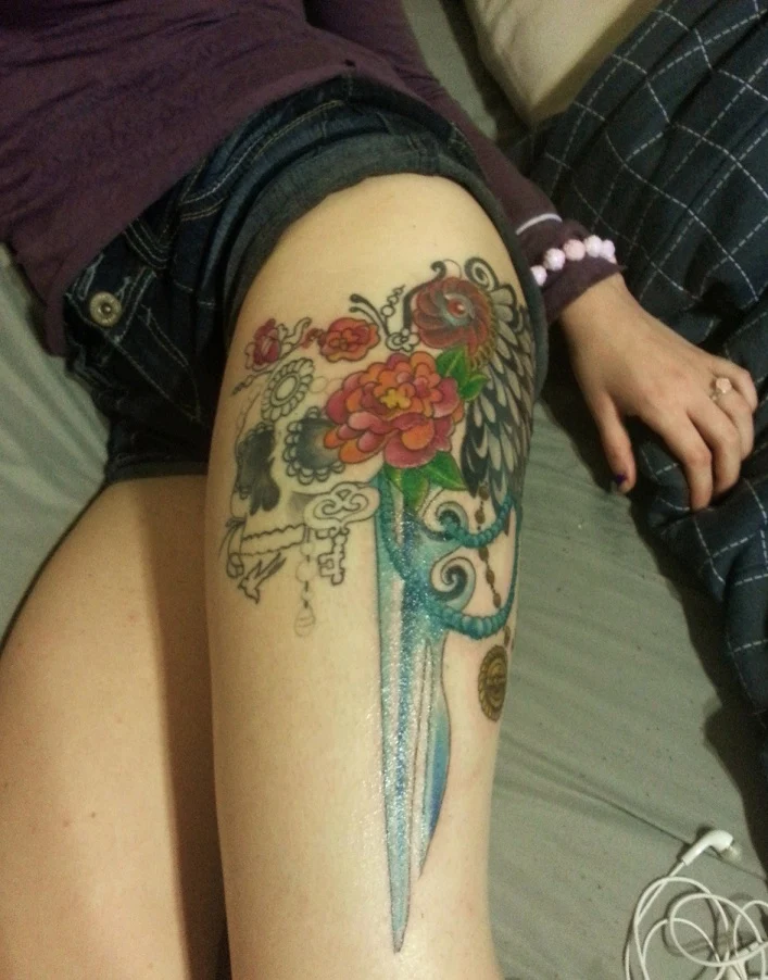 modelo con tatuaje de daga femenino