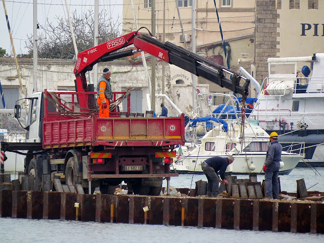 Al lavoro per il prolungamento del molo Elba, Porto Mediceo, Livorno