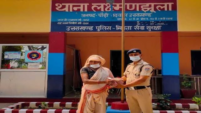 मित्र पुलिस ने दिया ईमानदारी का परिचय, ड्यूटी के दौरान मिले पर्स को सकुशल किया वृद्ध महिला के सुपुर्द